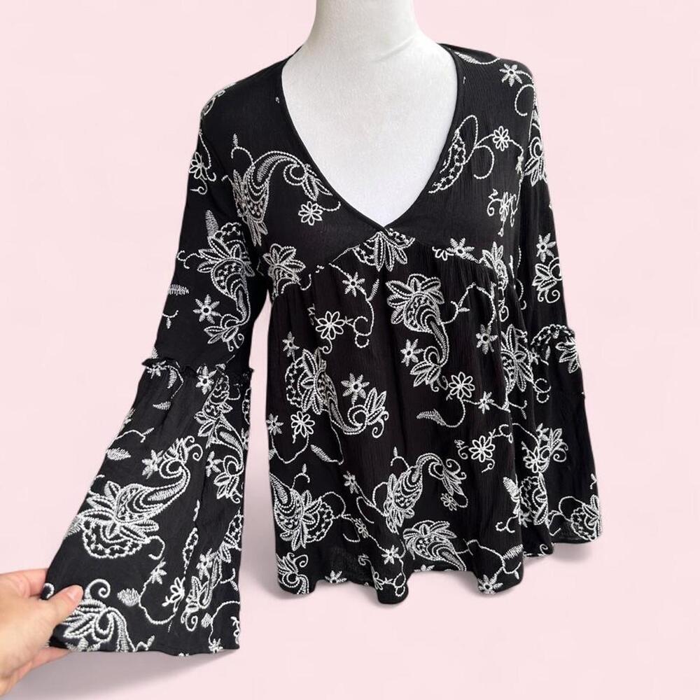 Altard State Boho Black & White Floral Embroidered Babydoll Top Bell Sleeve - L
